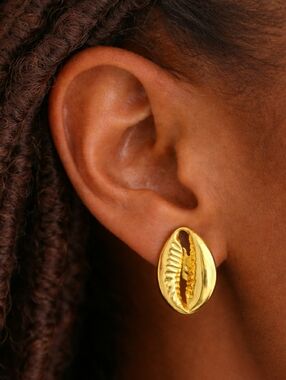 Vintage 80s Coreen Simpson Cowrie Shell  Gold Tone Clip On Earrings Festival